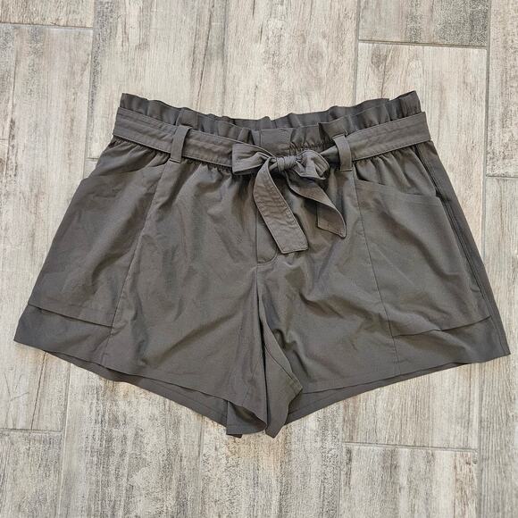 Athleta Skyline Belted Shorts Womens Size 16 Gray Tie Waist Lightweight Travel